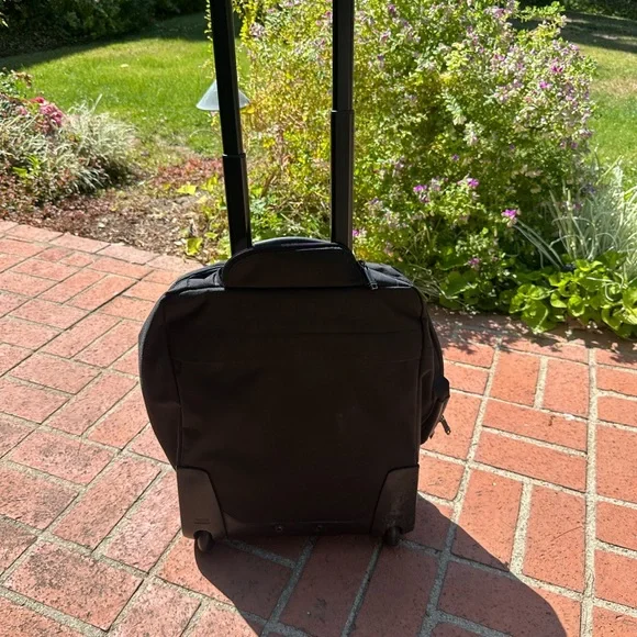 TUMI Black Rolling Travel Bag - Picture 3 of 9